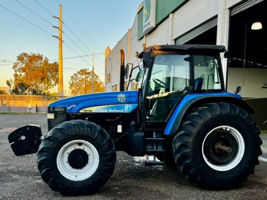 Trator New Holland TM 180 ano 2004