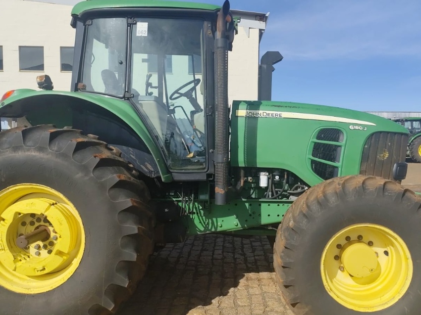 Trator John Deere 6180J ano 2013