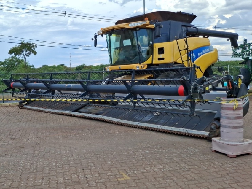 Colheitadeira New Holland CR 9060 ano 2012