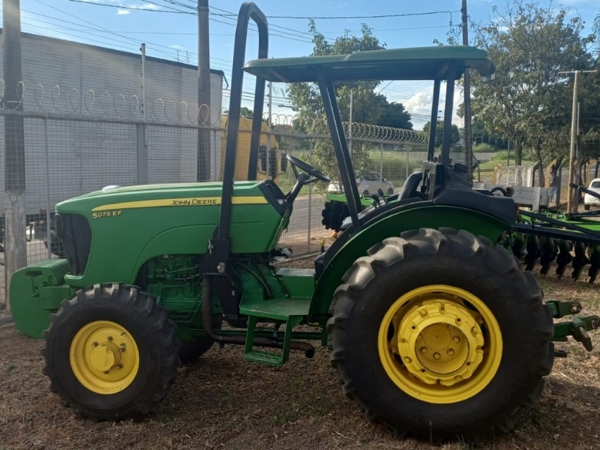 Trator John Deere 5075EF ano 2016