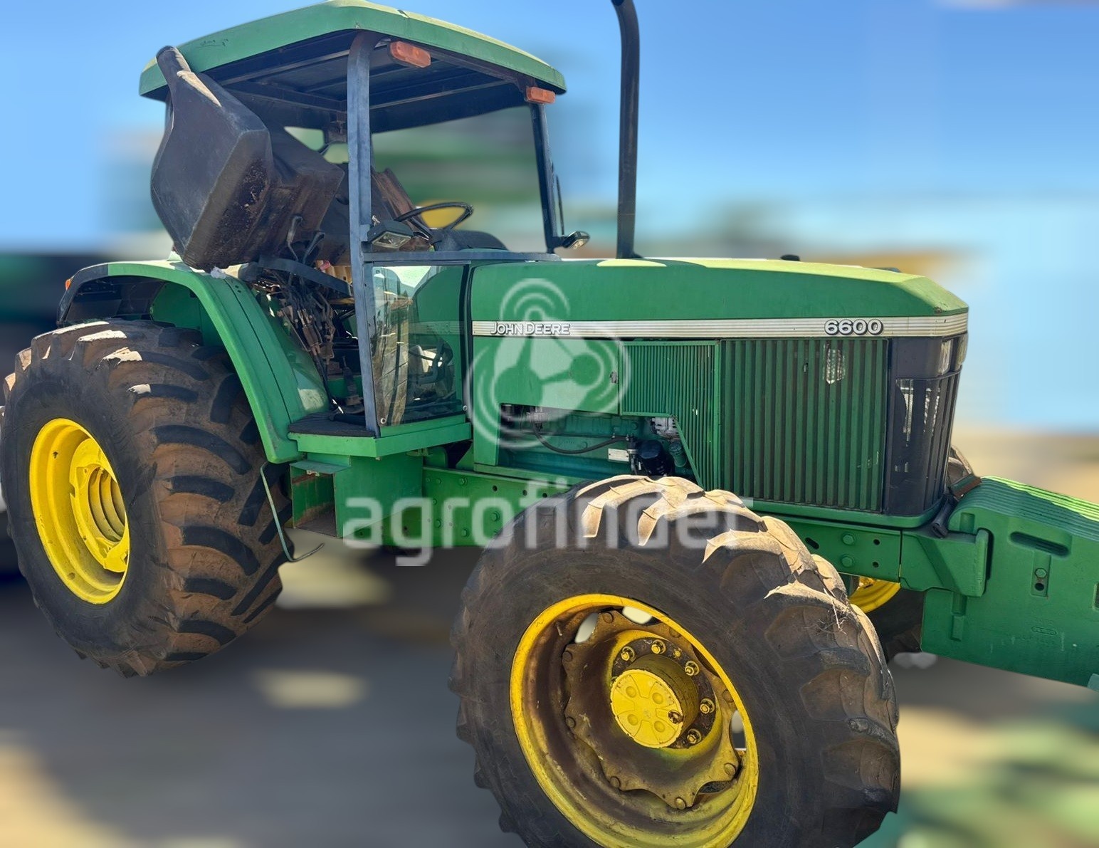 Trator John Deere 6600 ano 2001