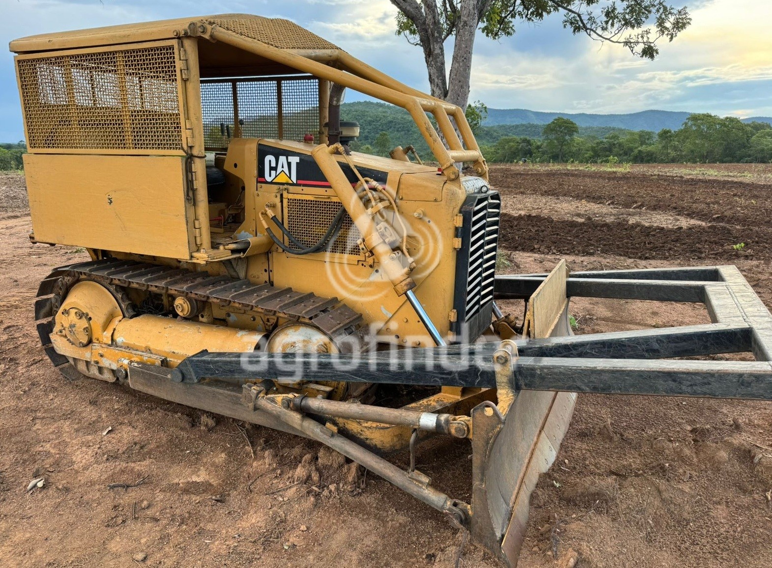 Trator de Esteira Caterpillar D4 ano 1980