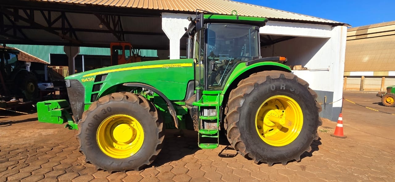 Trator John Deere 8430 ano 2008