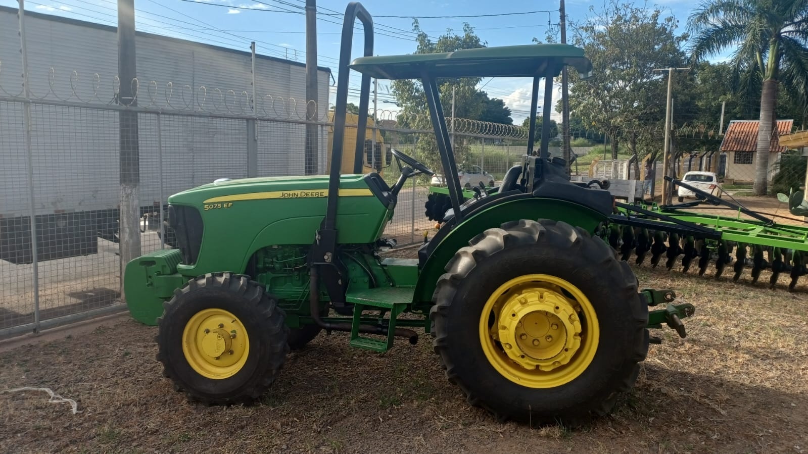 Trator John Deere 5075E ano 2016