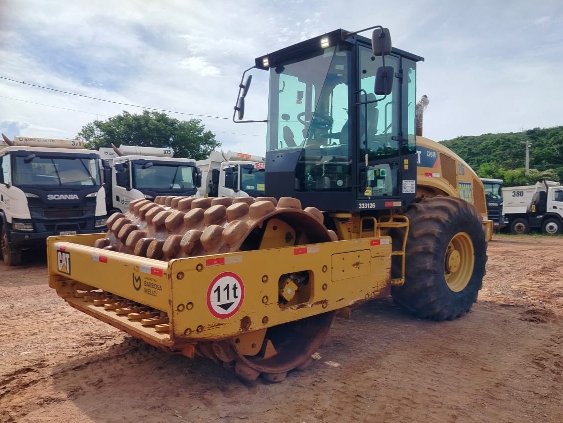 Rolo Compactador Caterpillar CP54B ano 2015