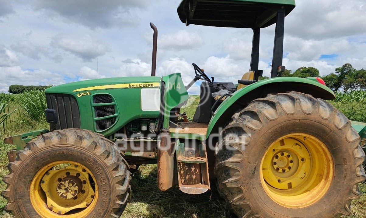 Trator John Deere 6110E ano 2013 - 6110E - Máquinas Agrícolas