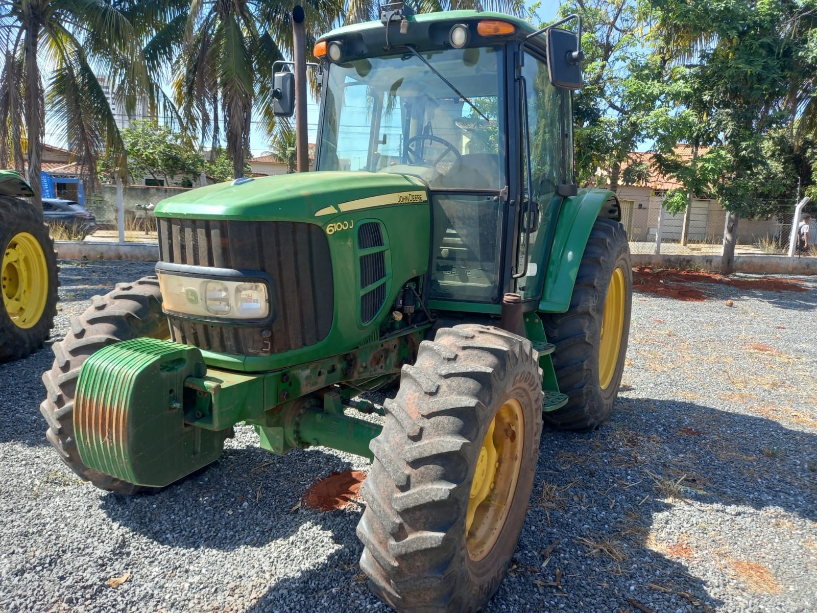 Trator John Deere 6100J ano 2022