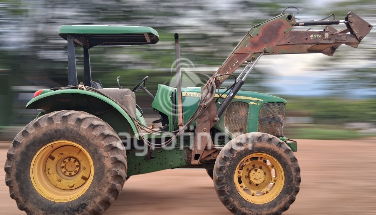 Trator John Deere 6125 J ano 2011
