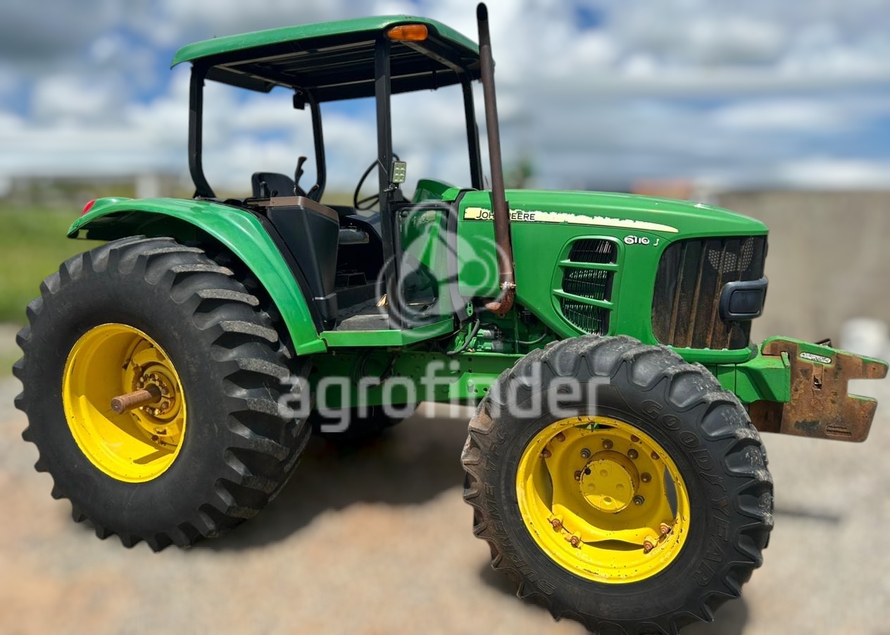 Trator John Deere 6110J ano 2011
