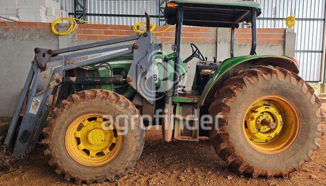 Trator John Deere 6110J ano 2012