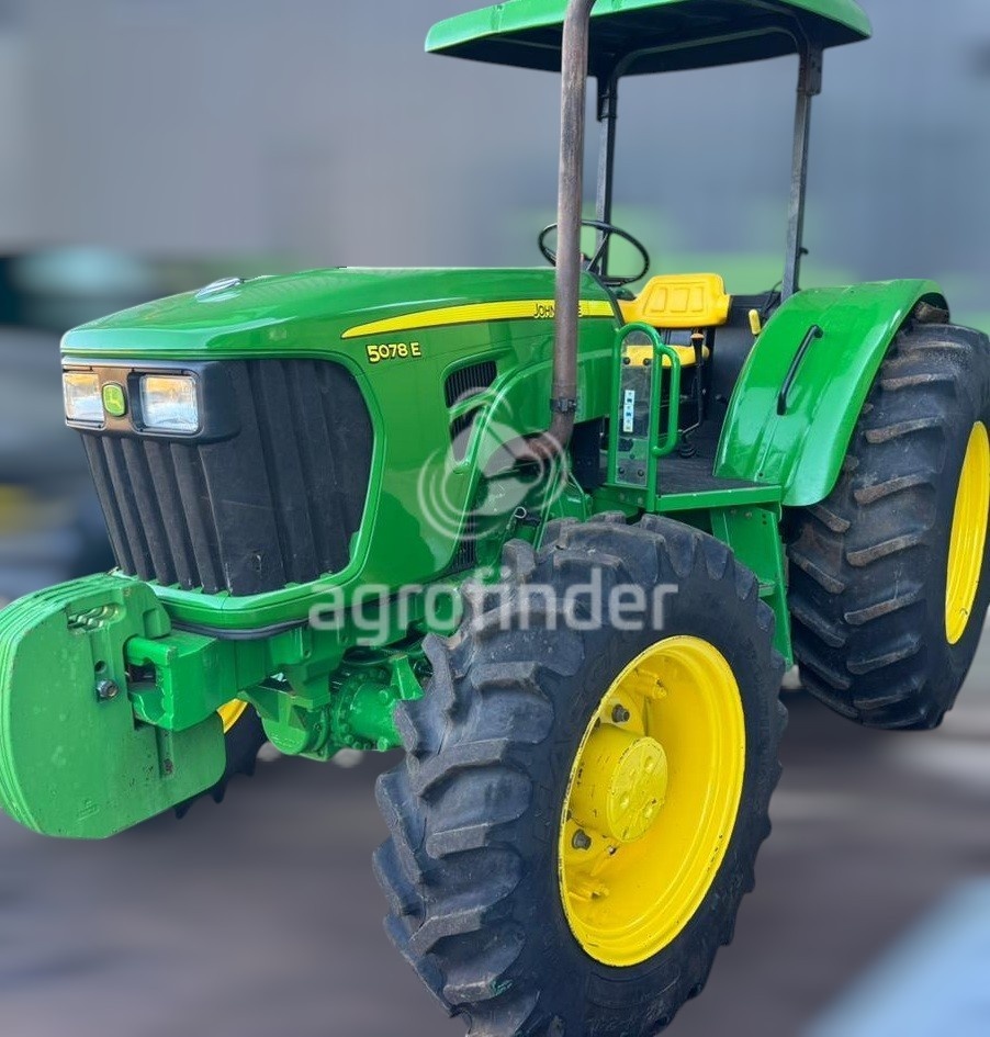 Trator John Deere 5078 E ano 2013