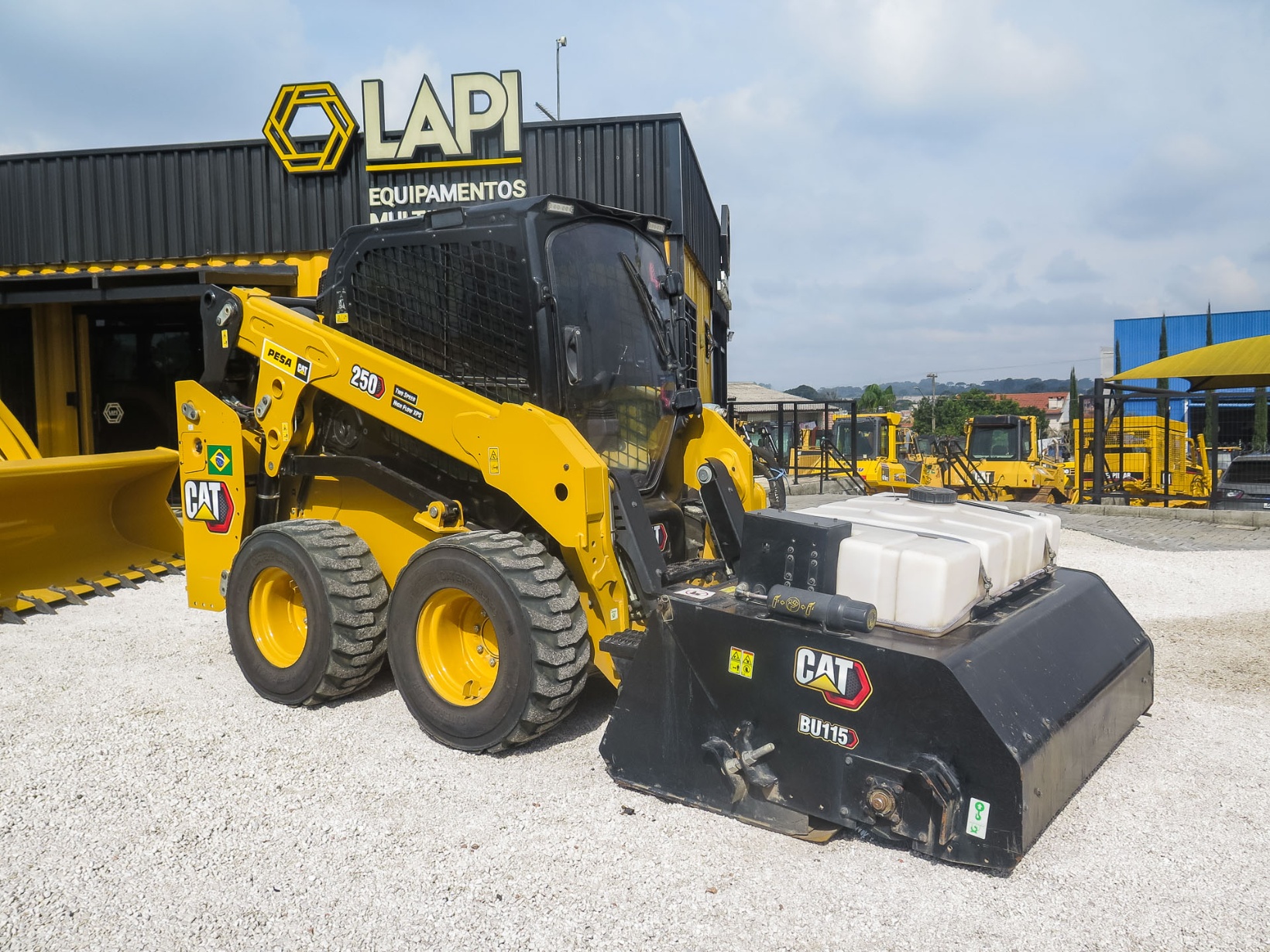 Mini Carregadeira Caterpillar 250  ano 2025
