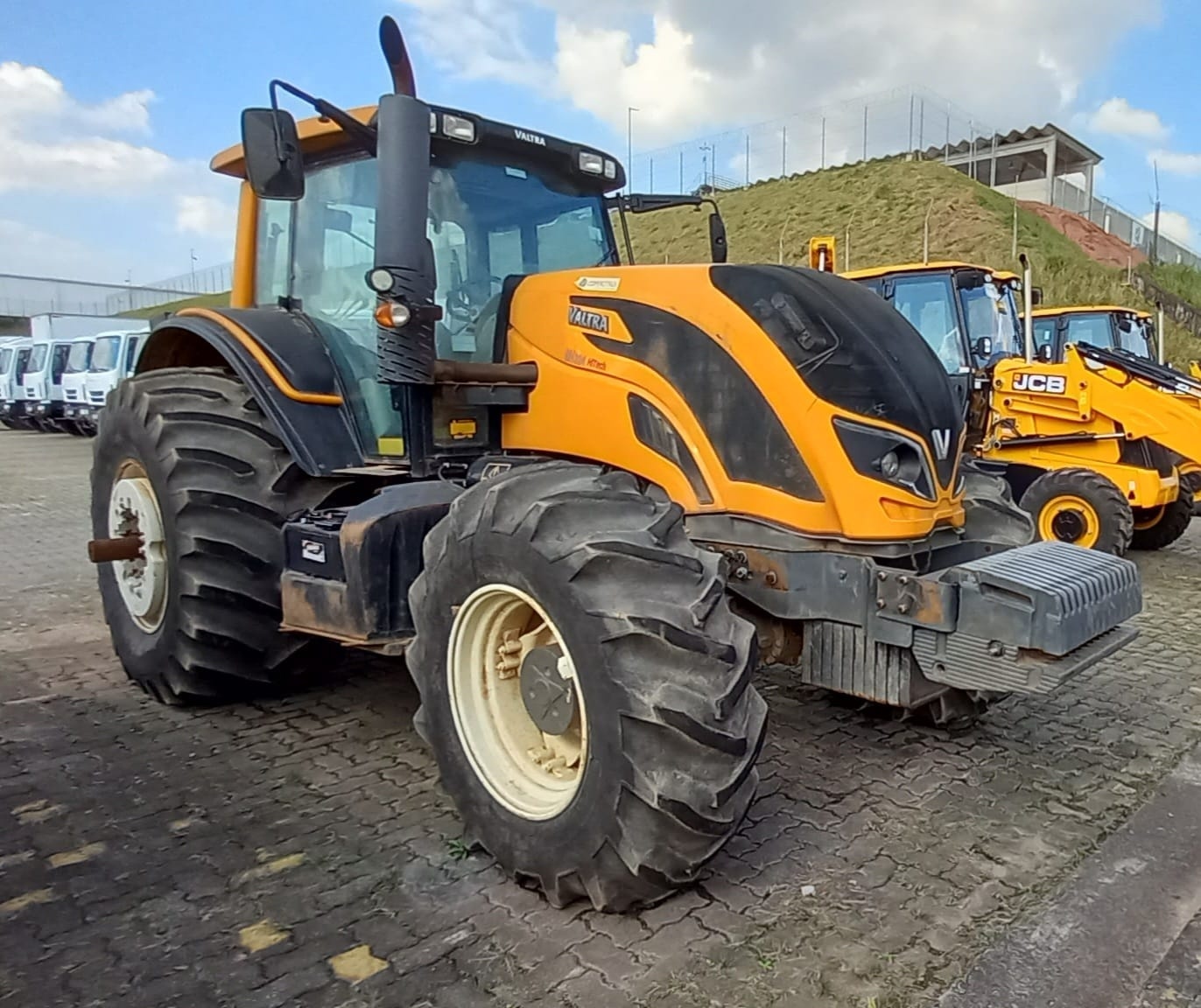 Trator Valtra BH 224 ano 2024 - BH 224 - Máquinas Agrícolas