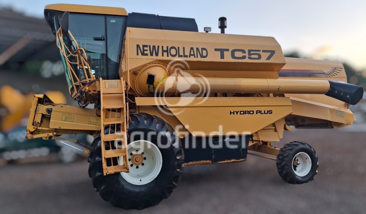 Colheitadeira New Holland TC 57 ano 2003