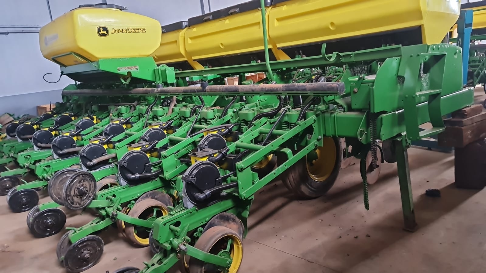 Plantadeira John Deere 2130 ano 2012 - 2130 - Implementos para Plantio