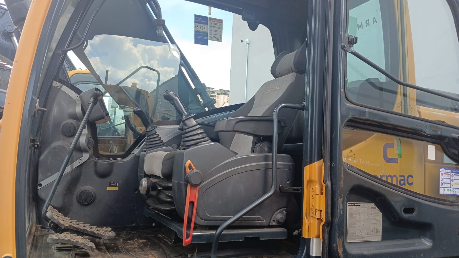 Escavadeira Hyundai R220 ano 2020 - R220 - Máquinas de Linha Amarela