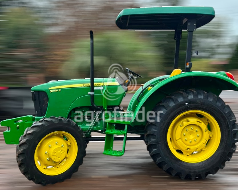Trator John Deere 5065 E ano 2012