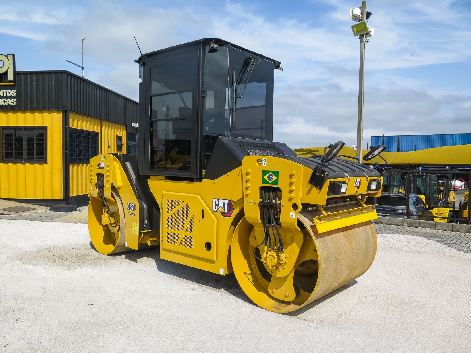 Rolo Compactador Caterpillar CB7 ano 2021 - CB7 - Pavimentação e Infraestrutura
