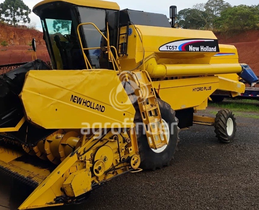Colheitadeira New Holland TC 57 ano 2004 - TC 57 - Máquinas Agrícolas