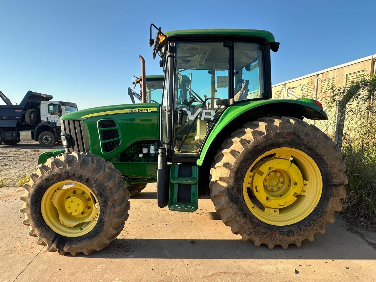 Trator John Deere 6100J ano 2022