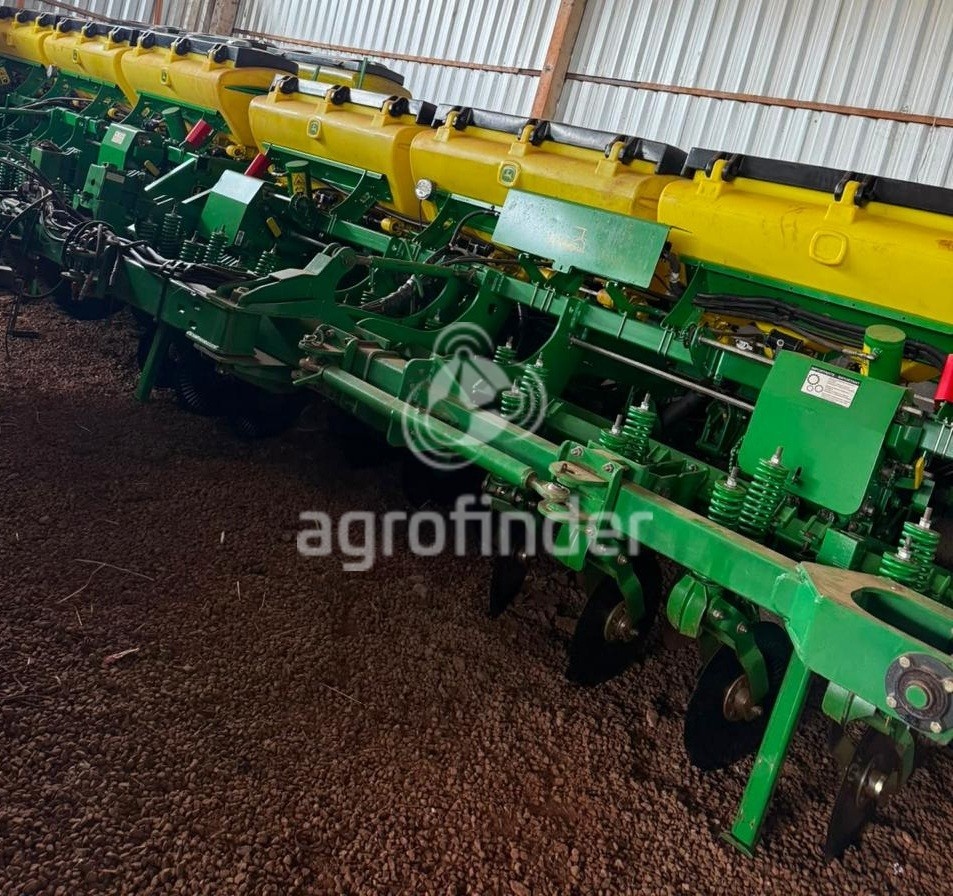 Plantadeira John Deere 1111 ano 2022 - 1111 - Implementos para Plantio