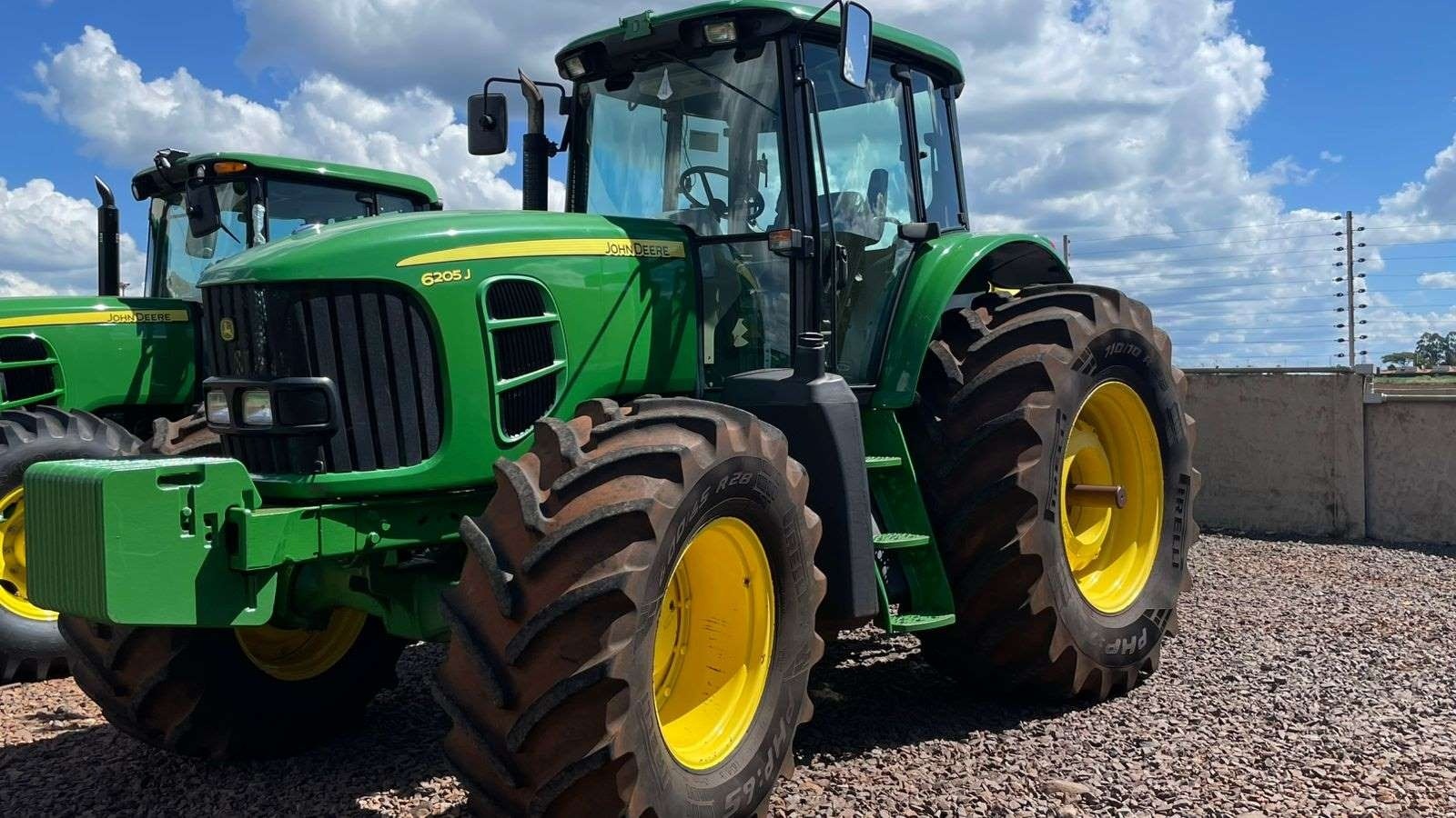 Trator John Deere 6205J ano 2016