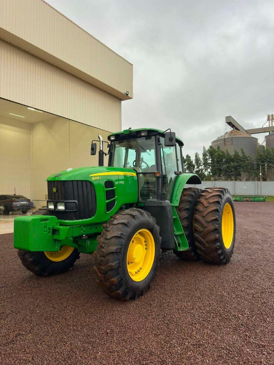 Trator John Deere 6205J ano 2015