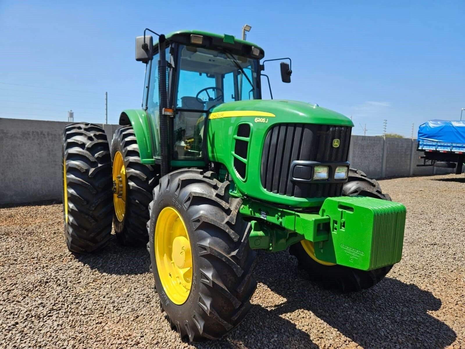 Trator John Deere 6205J ano 2015