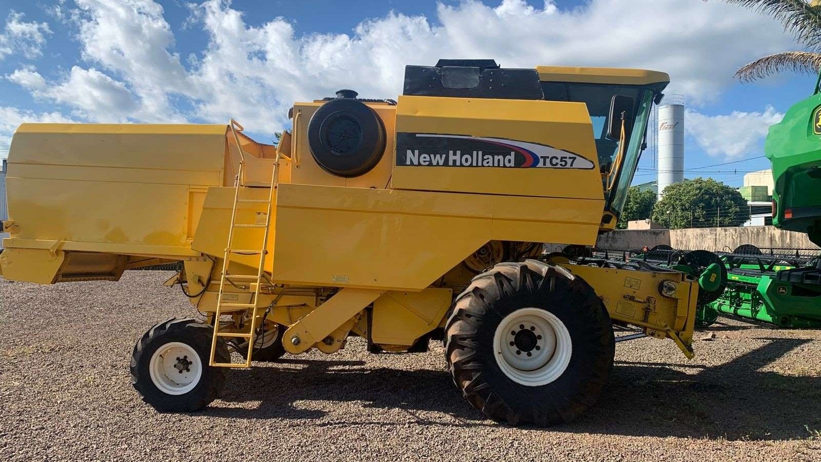 Colheitadeira New Holland TC 57 ano 2007 - TC 57 - Máquinas Agrícolas