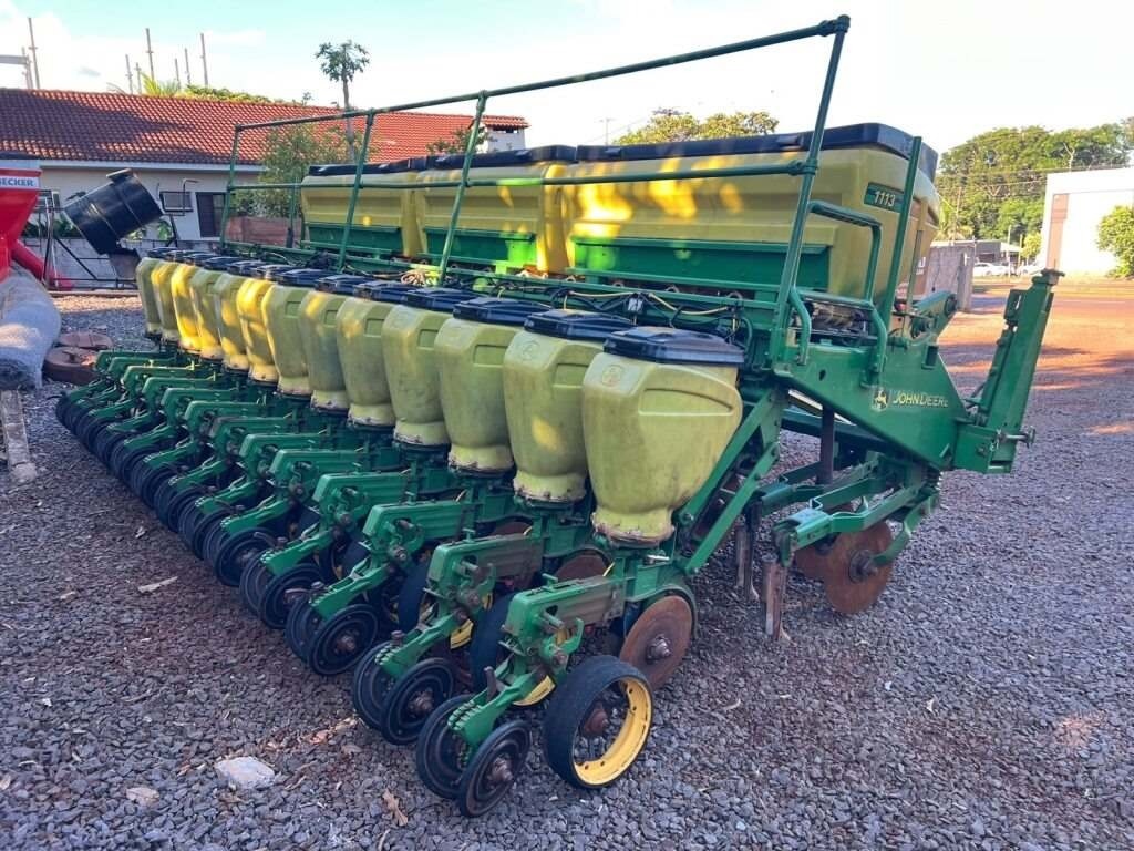 Plantadeira John Deere 1113 ano 2008 - 1113 - Implementos para Plantio