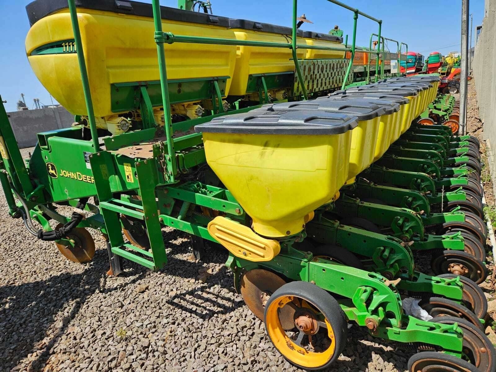 Plantadeira John Deere 1111 ano 2017 - 1111 - Implementos para Plantio