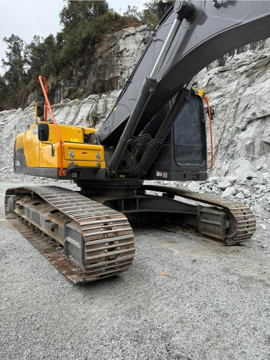 Escavadeira Volvo EC240BLC ano 2002