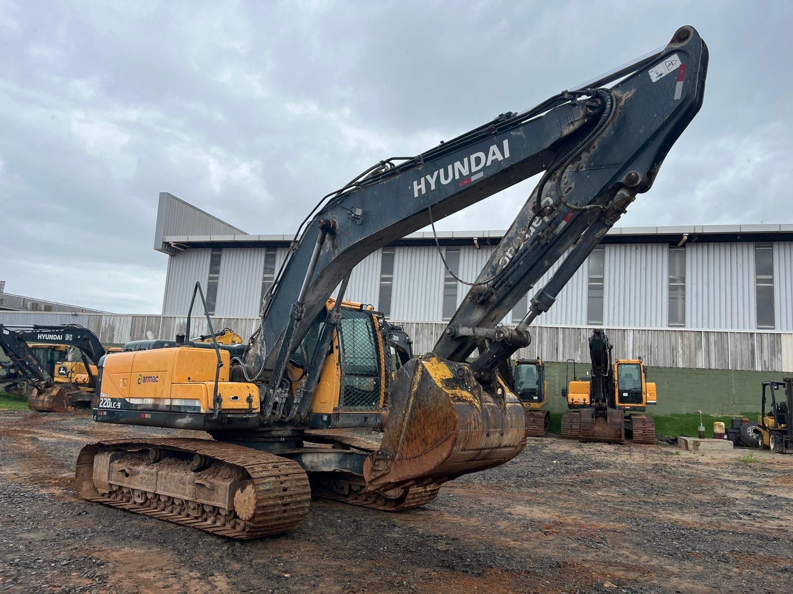 Escavadeira Hyundai R220 ano 2022 - R220 - Máquinas de Linha Amarela