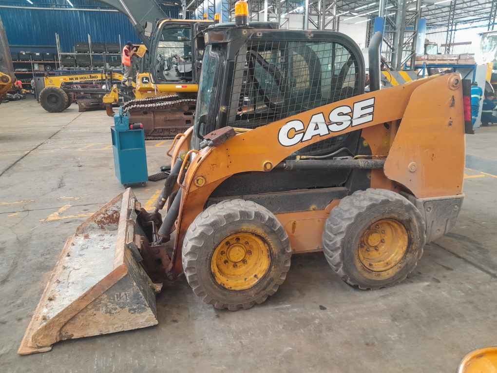 Mini Carregadeira Case SR200B ano 2021