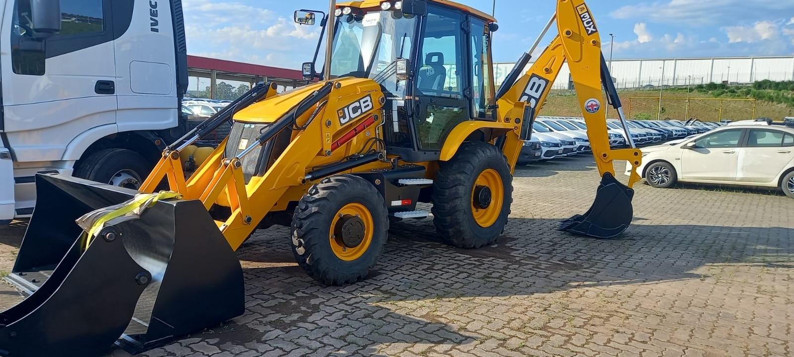 Retroescavadeira JCB 3CX ano 2024