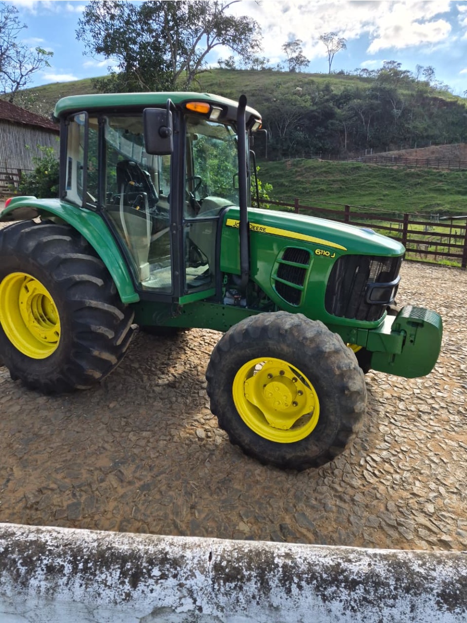 Trator John Deere 6110J ano 2014