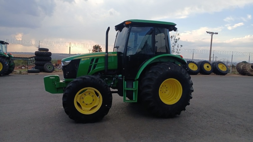 Trator John Deere 5090E ano 2022