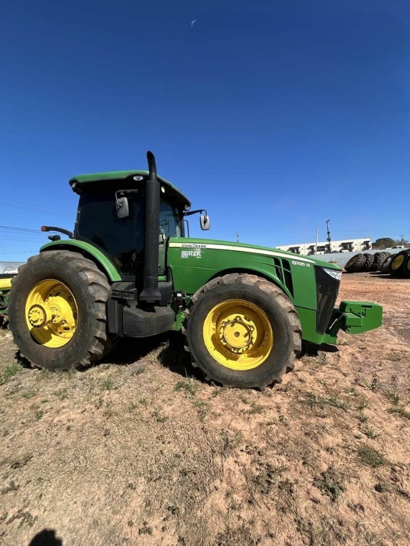 Trator John Deere 8335R ano 2012