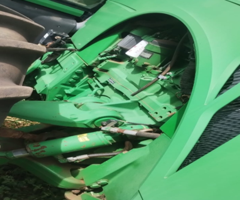 Trator John Deere 8335R ano 2012