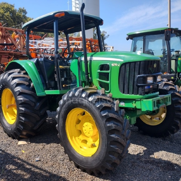 Trator John Deere 6110J ano 2012