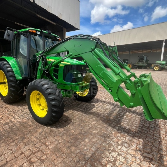 Trator John Deere 6125J ano 2011