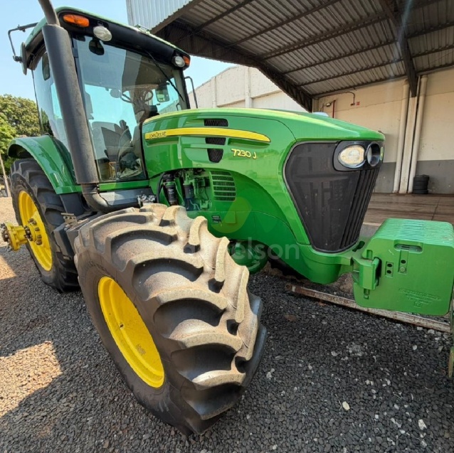 Trator John Deere 7230 J ano 2023