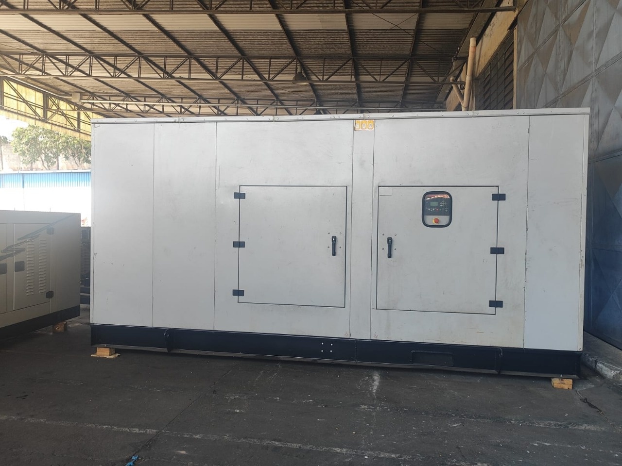 Gerador de Energia Cummins 300 kVA ano 2001