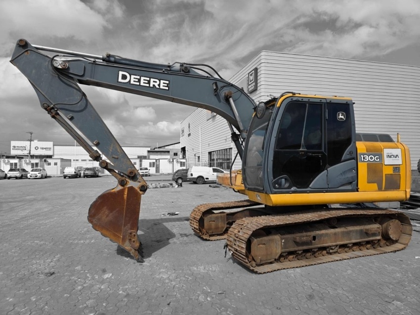 Escavadeira John Deere 130G ano 2048
