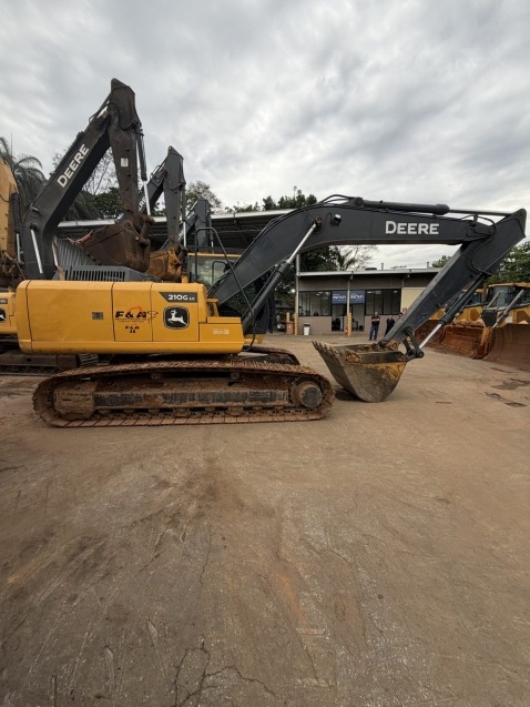 Escavadeira John Deere 200G ano 2020