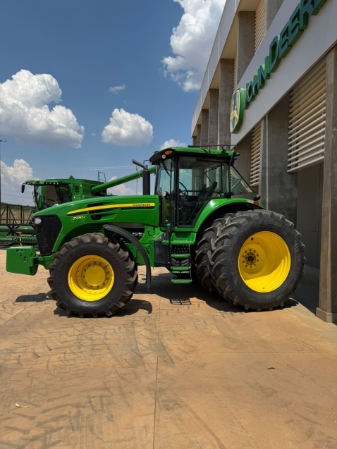 Trator John Deere 7230 J ano 2023