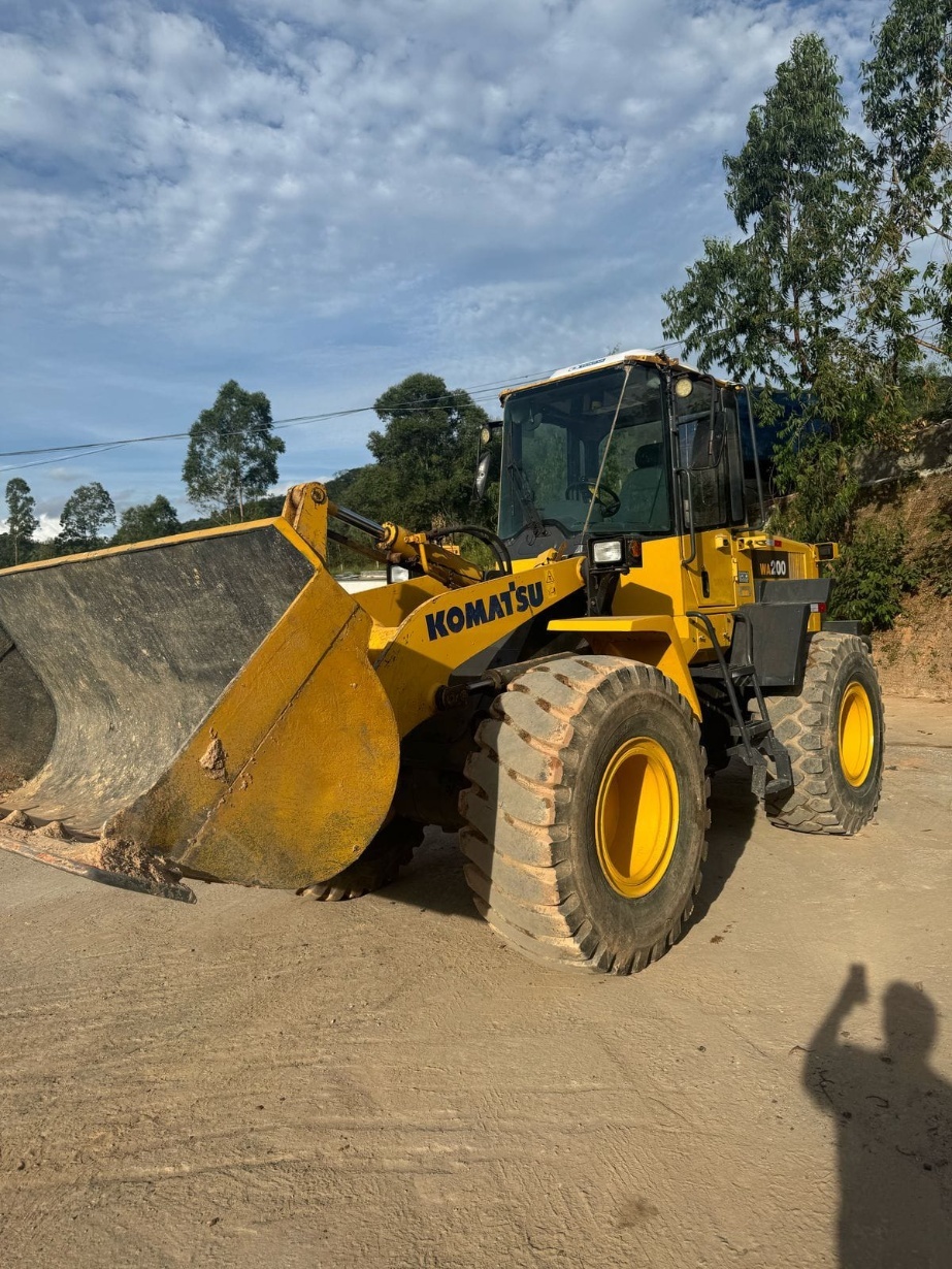 Pá Carregadeira Komatsu WA 200 ano 2020