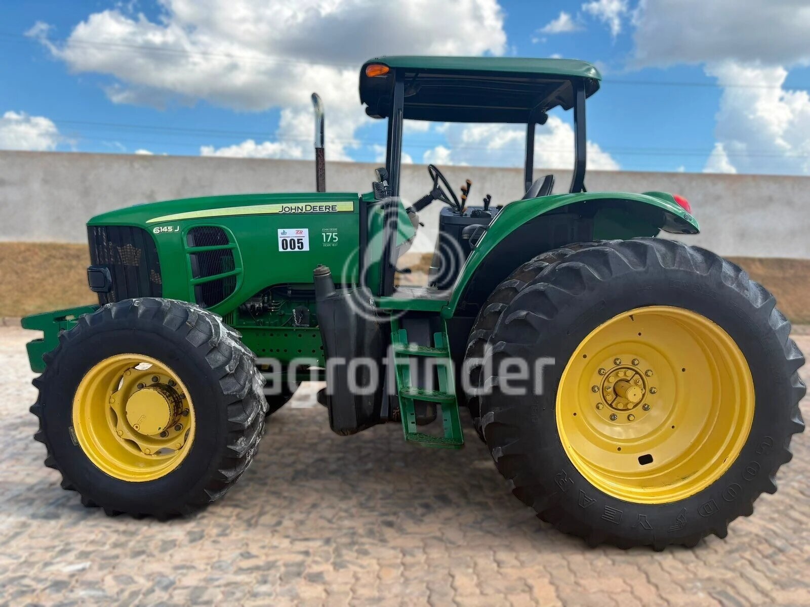 Trator John Deere 6145J ano 2011