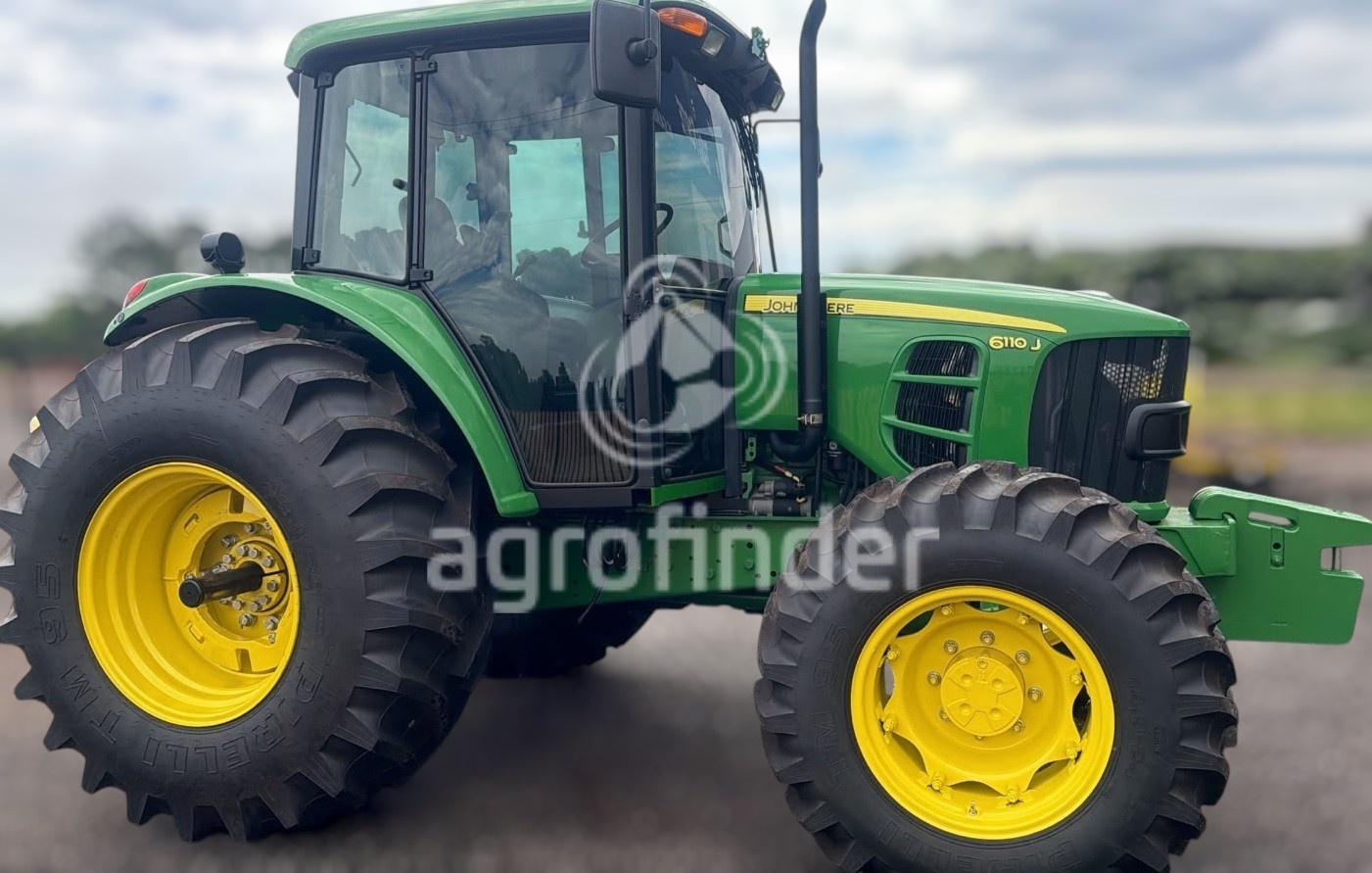 Trator John Deere 6110J ano 2012