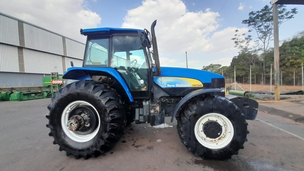 Trator New Holland 7040 ano 2011